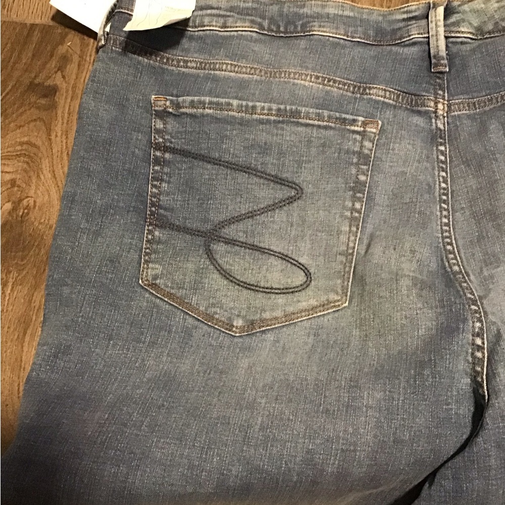 NWT!  7 For All Mankind Light Blue Denim Jeans with Copper Button - Picture 4 of 7